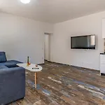 Larst Apartman *