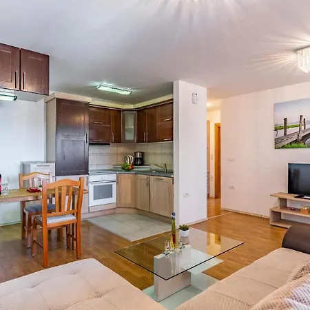 Larst Apartment *