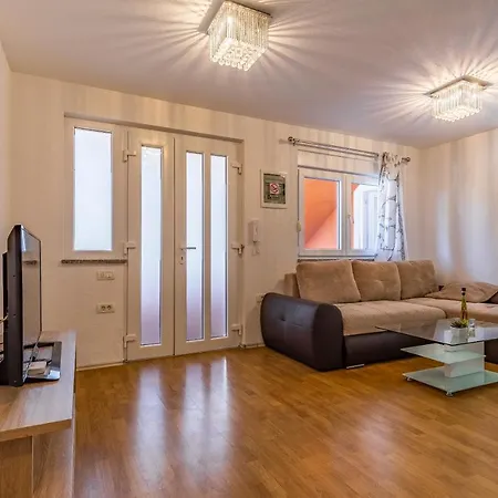 Larst Apartment *