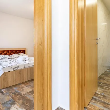 Larst Apartment *