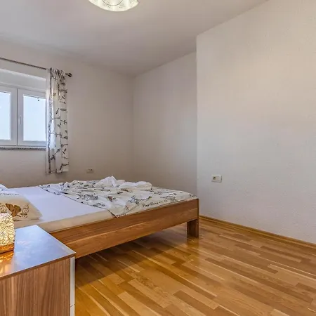 Larst Apartment *