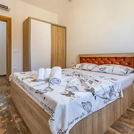 Larst Apartment *